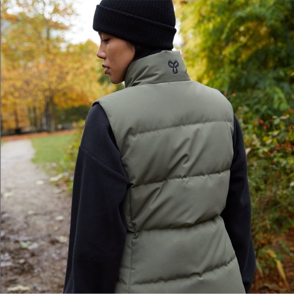 Aritzia TNA Powder Parka Vest size Small - Picture 2 of 7